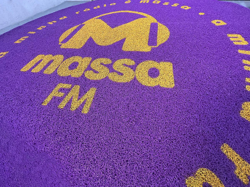 Como limpar capachos personalizados sem danificar a vulcanização?