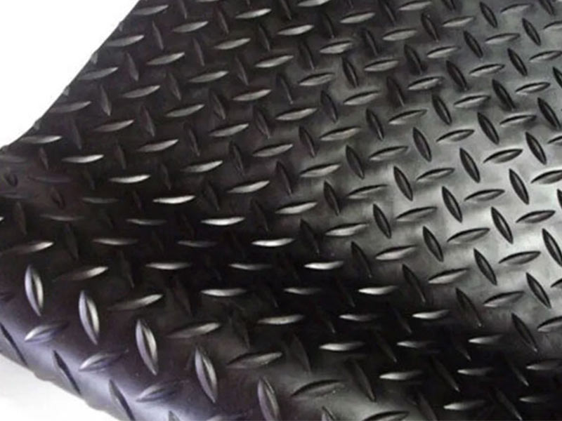 Piso emborrachado explicado: quando usar em áreas industriais e comerciais 